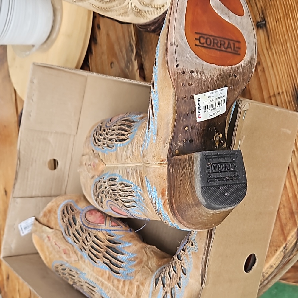 Corral womens 6 and a half boot tan blue pink hearts with wings